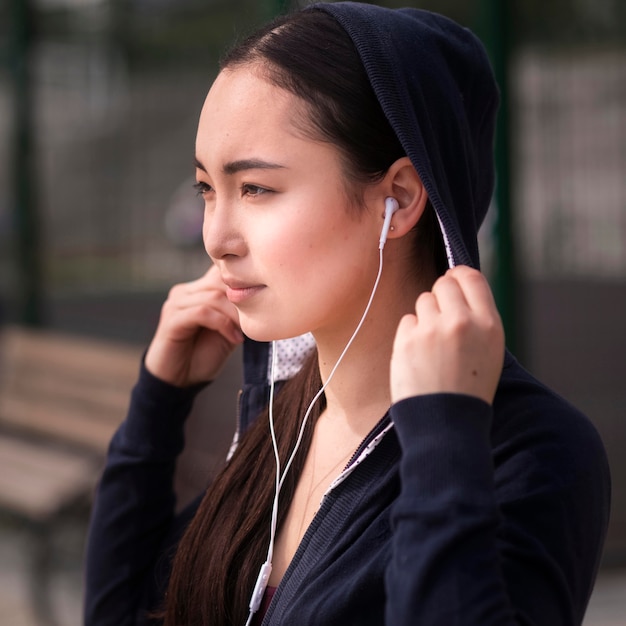 Foto gratuita primer plano bastante joven con auriculares