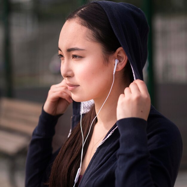 Primer plano bastante joven con auriculares