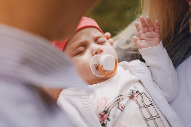 Primer plano de bebé lindo durmiendo