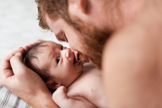 Primer plano bebé y padre juntos