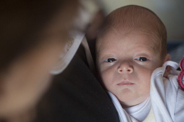 Primer plano del bebé prematuro de seis meses