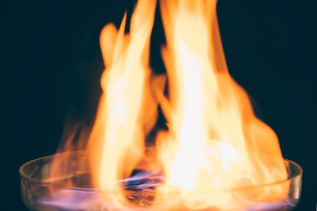 Foto gratuita primer plano de una bebida ardiente con llama de fuego
