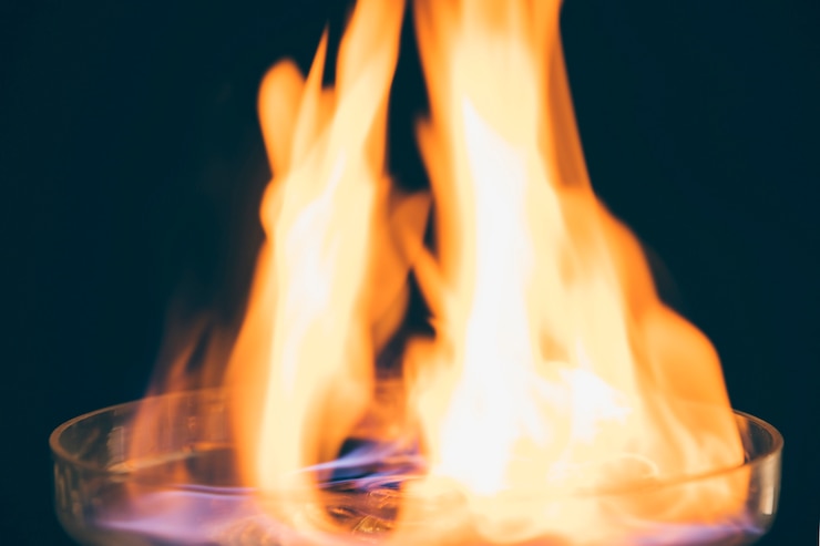 Foto gratuito primer plano de una bebida ardiente con llama de fuego