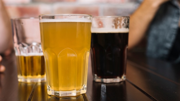 Primer plano de bebidas alcohólicas en la mesa de madera