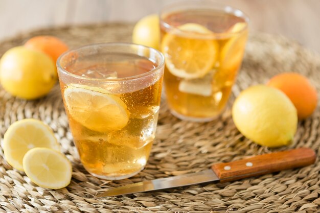 Primer plano de bebidas con rodajas de limón