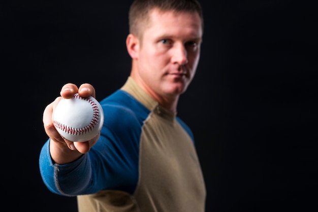 Foto gratuita primer plano de béisbol en manos del hombre