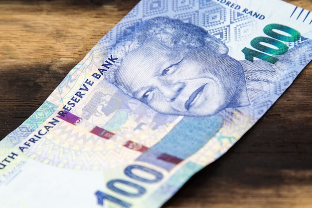 Foto gratuita primer plano de un billete de rand sudafricano sobre una superficie de madera