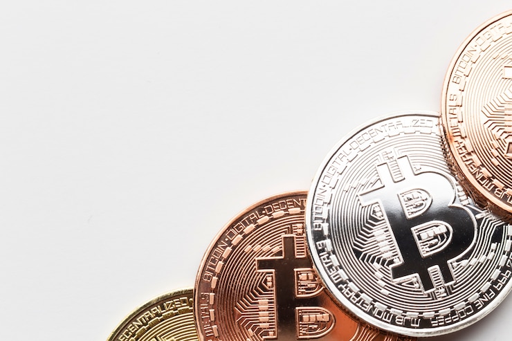 Foto gratuito primer plano de bitcoin en diferentes colores.