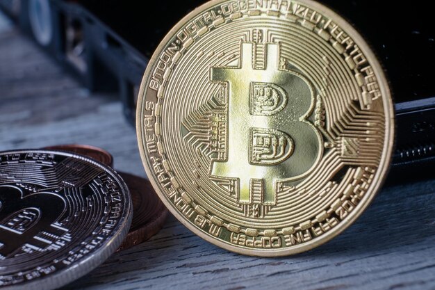 Primer plano de un bitcoin en una superficie de madera