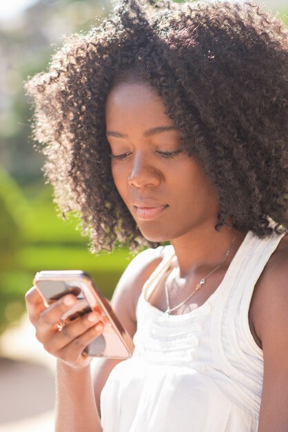 Primer plano de Black Lady Texting en Smartphone