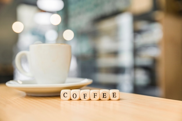 Primer plano de bloques cúbicos de café de madera con café en café