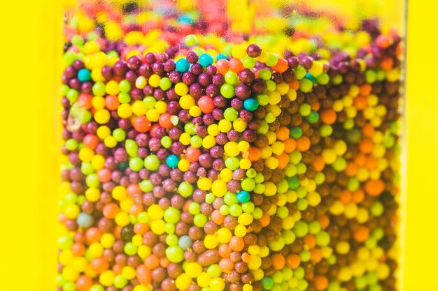 Primer plano de bolas de azúcar dulce de varios colores