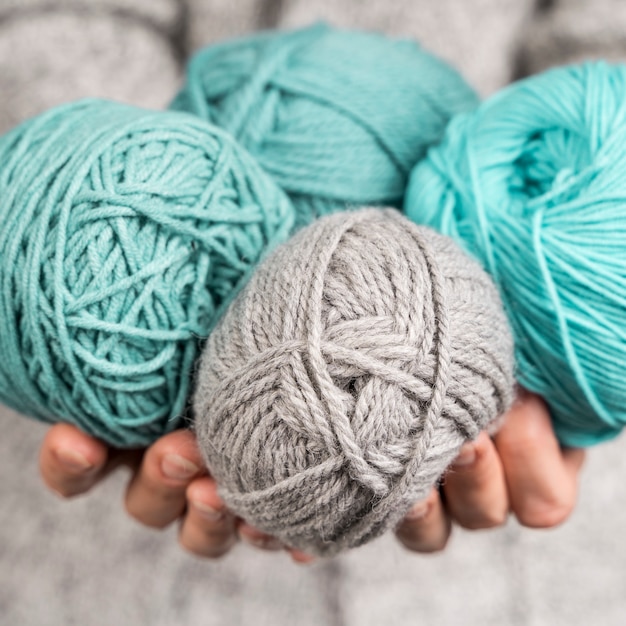 Primer plano de bolas de hilo de lana de colores