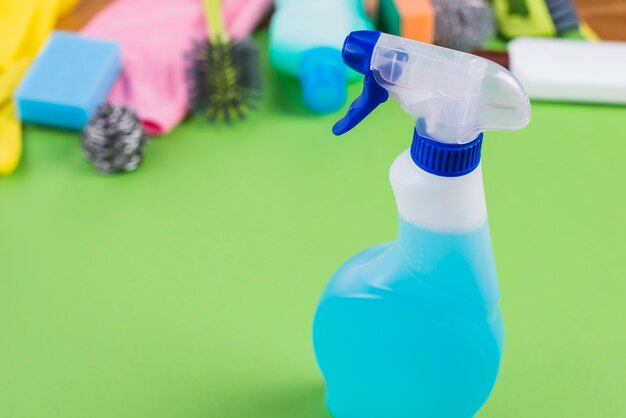 Primer plano de la botella del dispensador con líquido azul