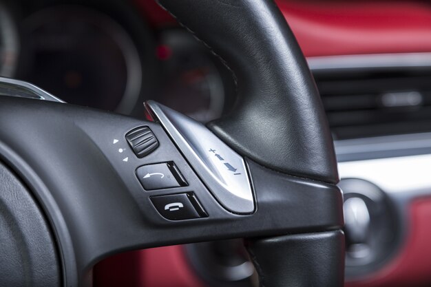 Primer plano de botones de llamada en el volante de un coche moderno