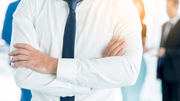 Foto gratuita primer plano de los brazos doblados de un hombre de negocios