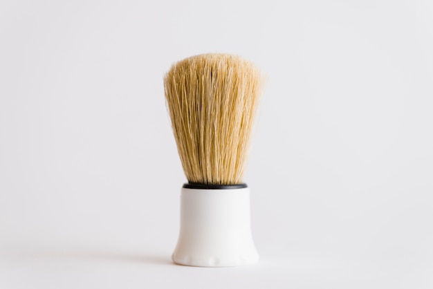 Primer plano de la brocha de afeitar aislado sobre fondo blanco