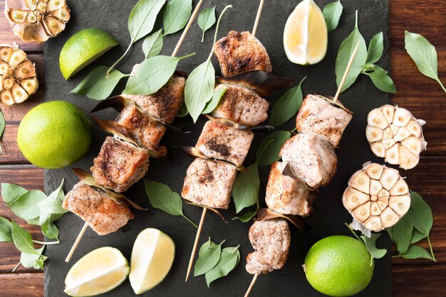 Primer plano de brochetas de carne y verduras