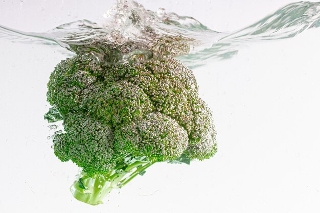 Primer plano de brócoli fresco en el agua