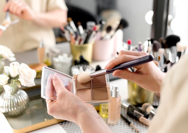 Foto gratuita primer plano de bronceador maquillaje