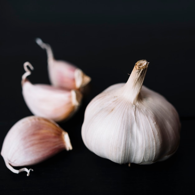 Primer plano de bulbo de ajo sobre fondo negro