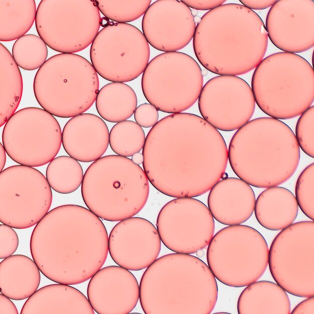 Primer plano de burbujas rosadas fluidas