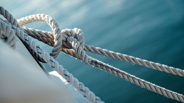 Primer plano de los cables del barco con el mar