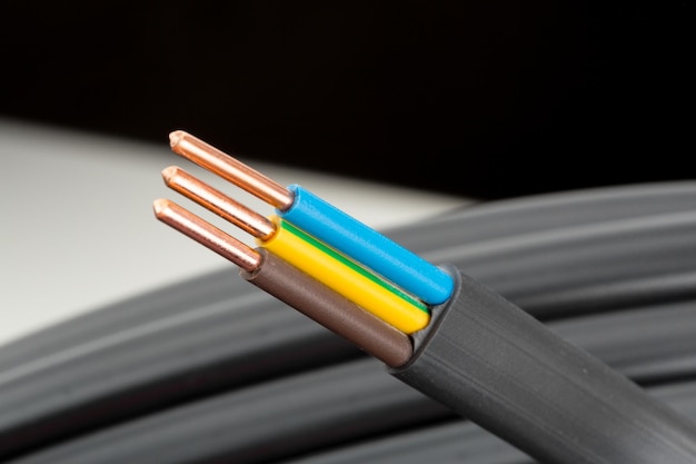 Primer plano de cables eléctricos