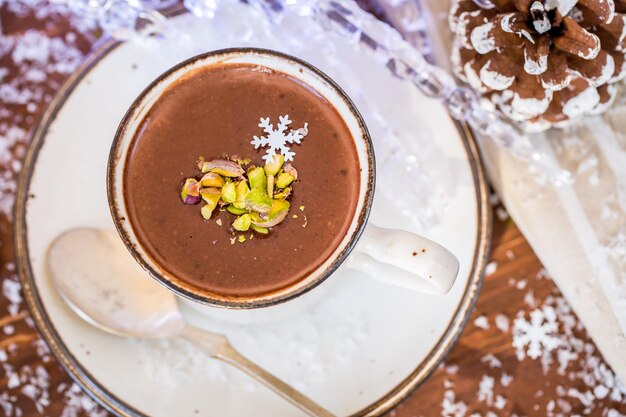 Primer plano de cacao con chocolate caliente, la comida reconfortante perfecta para el invierno
