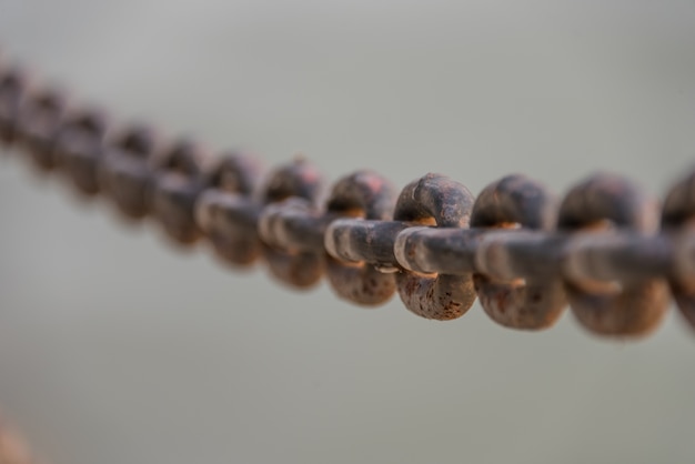 Foto gratuita primer plano de la cadena de barandilla