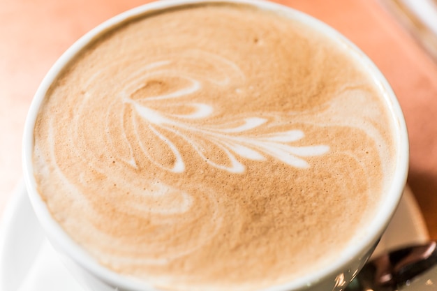Primer plano de café con arte latte
