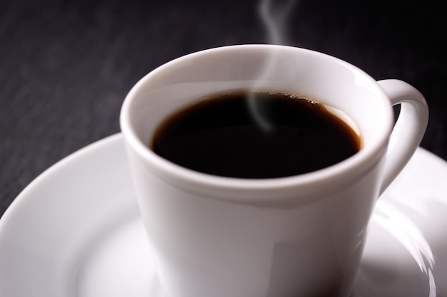 Foto gratuita primer plano de café caliente