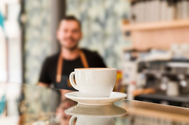 Primer plano de café en el mostrador de vidrio reflectante en café