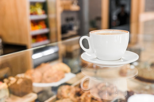 Primer plano de café en el mostrador de vidrio