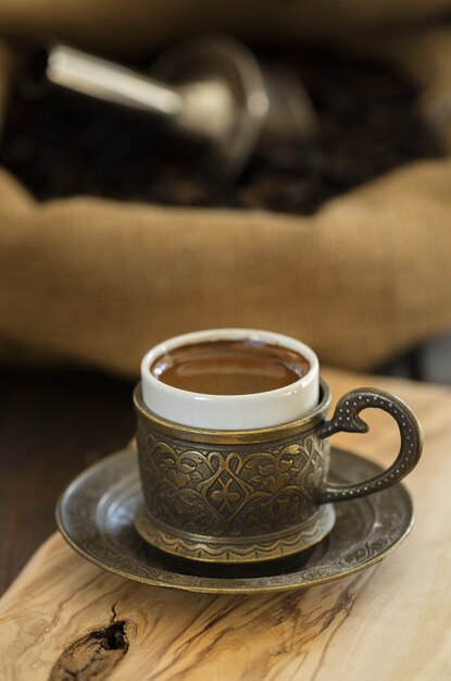 Primer plano de café turco servido en una taza tradicional