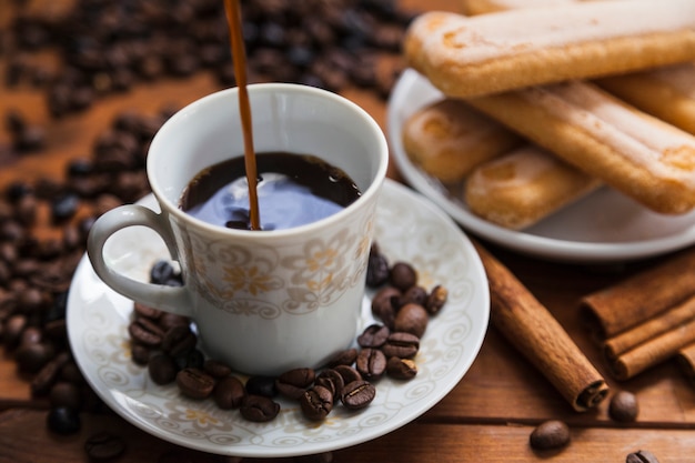 Primer plano de café vertiendo en la taza