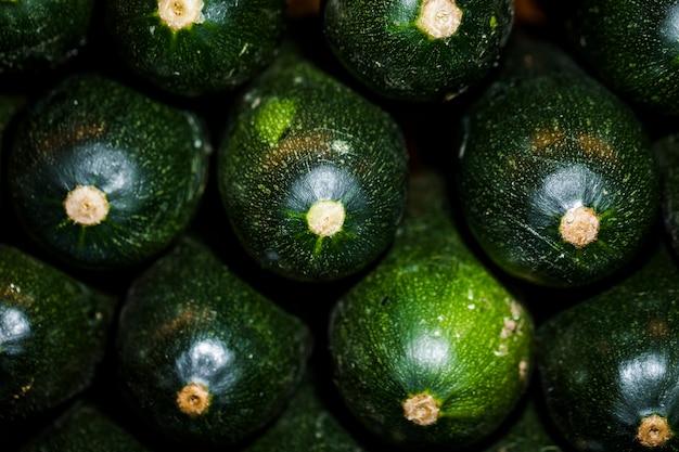 Primer plano de calabacín fresco en el mercado