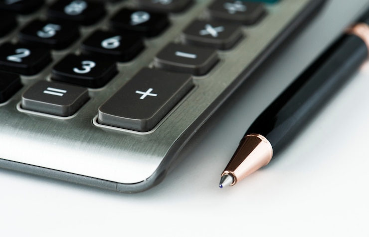Foto gratuito primer plano de calculadora con bolígrafo