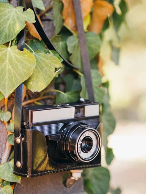 Primer plano de una cámara de fotos retro en una bolsa de cuero