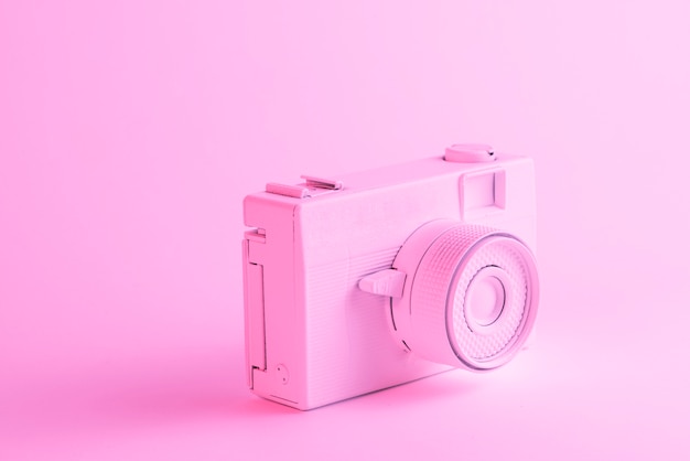Primer plano de la cámara pintada sobre fondo rosa