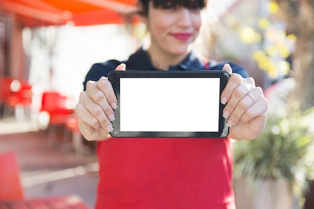 Primer plano, de, camarera de sexo femenino, actuación, tableta digital, con, pantalla en blanco