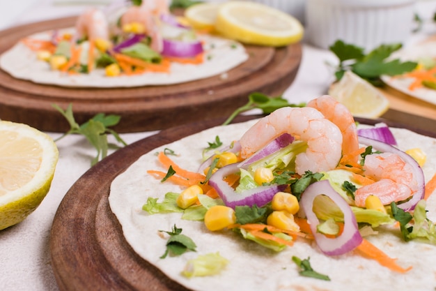 Foto gratuita primer plano de camarones y otros alimentos en pita