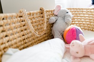 Foto gratis primer plano de una canasta de bebé y juguetes