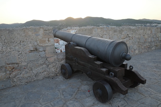 Primer plano de un cañón en un fuerte