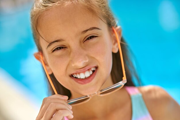 Primer plano de la cara de una chica con gafas mirando a la cámara