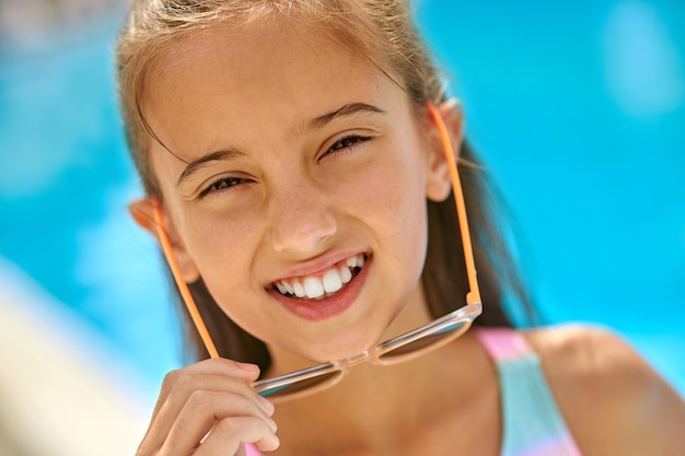 Primer plano de la cara de una chica con gafas mirando a la cámara