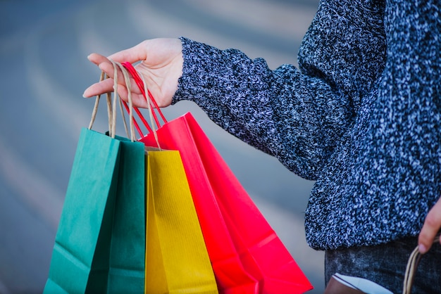 Foto gratuita primer plano sin cara comprador con bolsas de papel