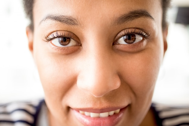 Primer plano de la cara femenina africana con ojos buenos