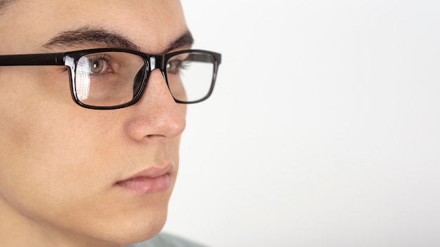 Foto gratuita primer plano de la cara del hombre con gafas y espacio de copia