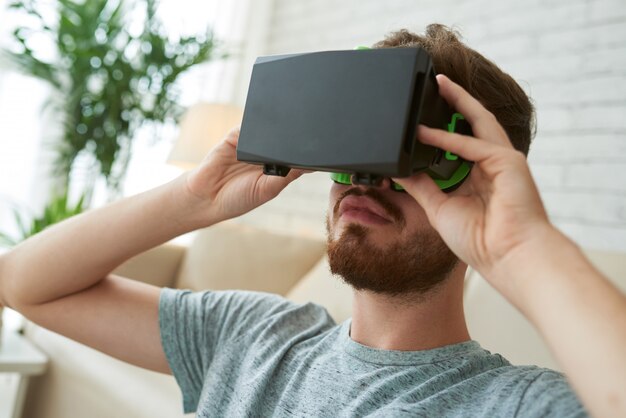 Primer plano de la cara masculina en auriculares VR